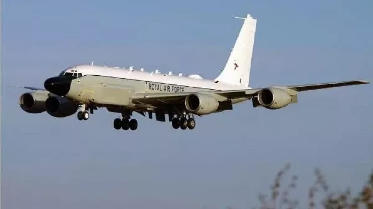 Şüşəsi çatlayan təyyarə məcburi eniş etdi