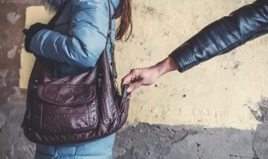 Bakıda qadının çantasından pul və bank kartları oğurlandı