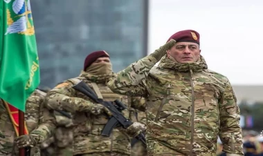 Kərim Vəliyev Hikmət Mirzəyevi şəxsi heyətə təqdim etdi