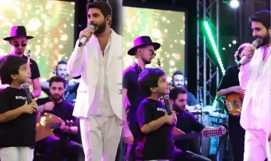 Elçinin səhnədə oğlu ilə maraqlı anları... - VİDEO