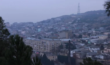 Bakıda görülən söküntü işləri nəticəsində vətəndaşın evinə ziyan dəydi - VİDEO