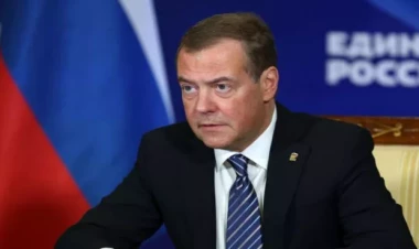 Medvedev Britaniyanı müharibə ilə hədələdi - FOTO