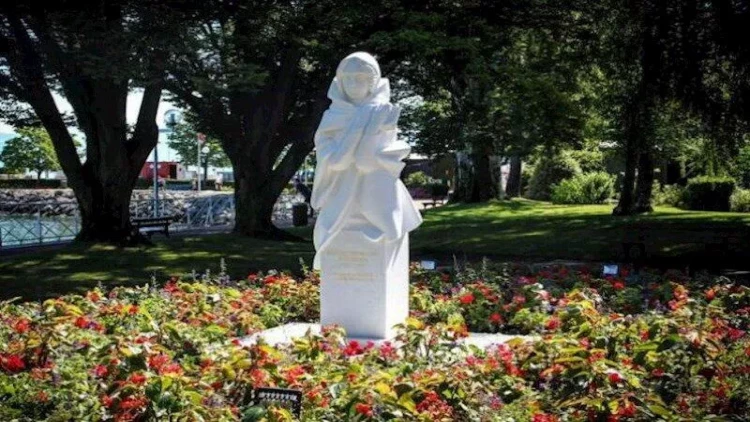 Fransız senator və deputatlar Natəvanın abidəsinə qarşı vandalizmi pisləyiblər