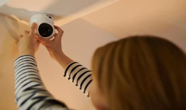 Qadın nəzarətçi özünü rüsvay etdi - Gizli kamera əxlaqsızlığı üzə çıxardı - FOTO