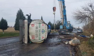 Yanacaqdaşıyan maşın aşdı, 40 ton benzin yola dağıldı - FOTO