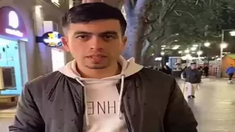 Bakıda oğlan küçədən keçənlərə yaxınlaşıb görün nə təklif etdi - VİDEO