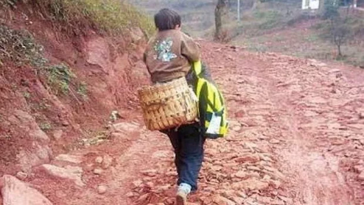 Oğlunu illərlə kasıb mühitdə böyüdən atanın milyonçu olduğu ortaya çıxdı - FOTOlar