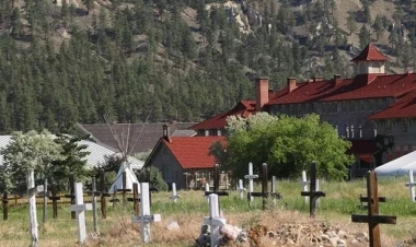 Kanadada hindli uşaqların kütləvi dəfni ilə bağlı qalmaqaldan sonra 33 kilsə yandı