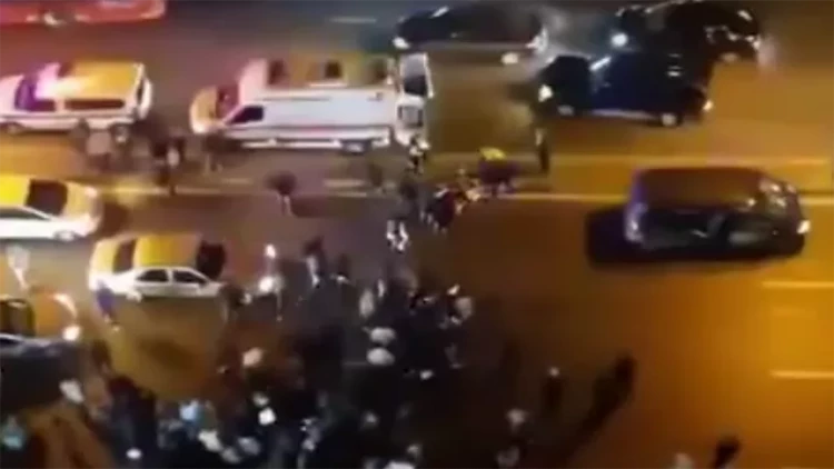 Yolu keçmək üçün keçidə düşmədi, maşın vurdu - VİDEO