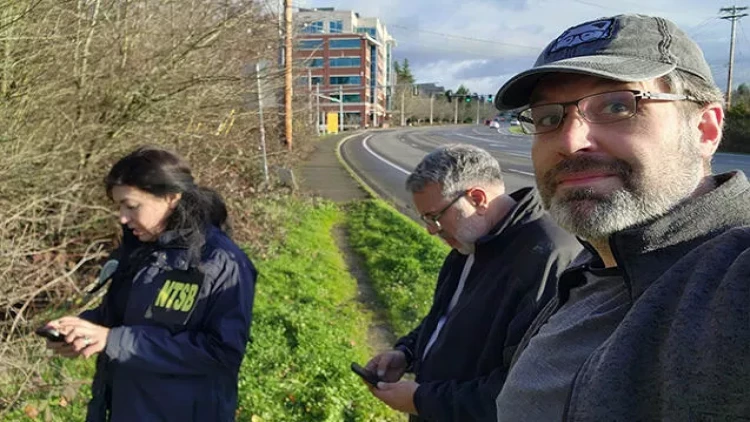 Təyyarədən düşən telefonu salamat tapdı - FOTOlar