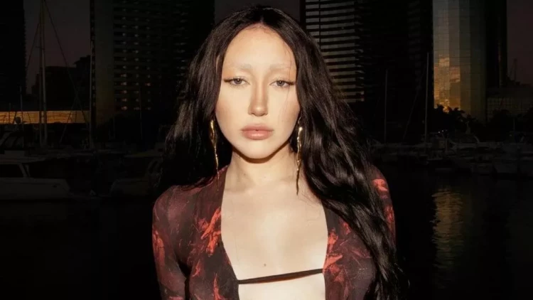 Müğənninin bacısı çılpaq pozaları ilə gündəmi zəbt etdi - FOTOlar