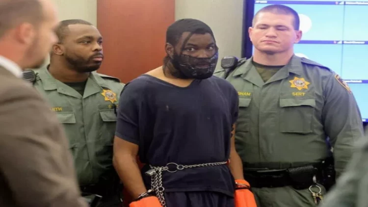 Amerikada şübhəlini məhkəməyə əli-qolu bağlı, maskalı gətirdilər - Ölkədə qalmaqal - FOTO