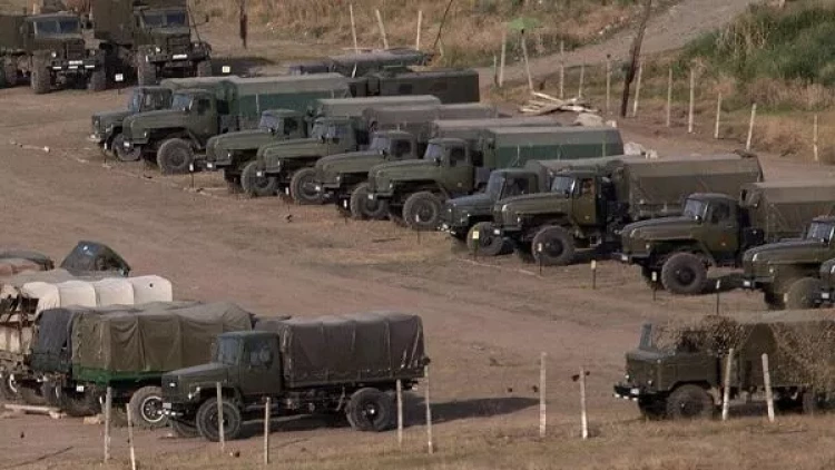 Gənc əsgərlərə hərbi maşın verilməsi... - MN