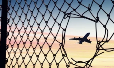 Kolumbiyada göyərtəsində 6 nəfərin olduğu təyyarə qəzaya uğradı