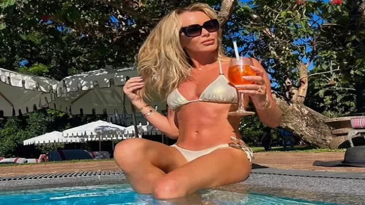 ''Canlı yayımda qəsdən bədənimi göstərdim'' deyən 52 yaşlı aparıcıdan bikinili FOTOlar