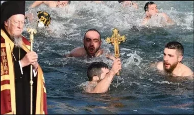 Dini mərasim keçirildi: Çox sayda insan dənizə atıldı - FOTOlar