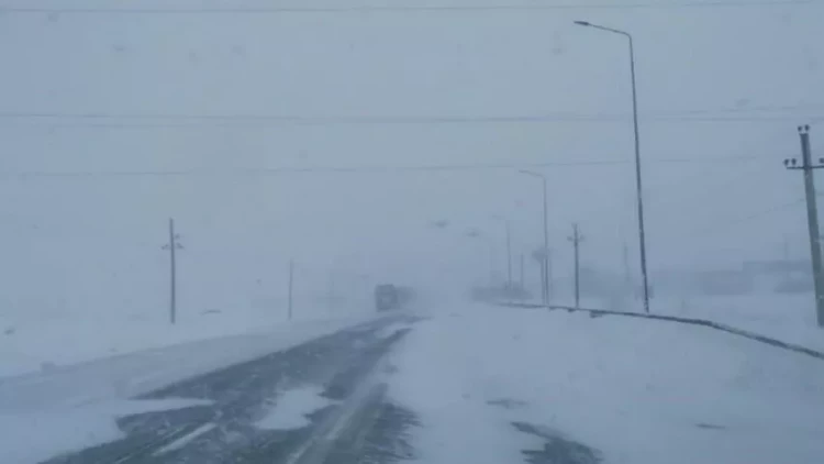 Əlcəzairdə qar magistral yollarda nəqliyyatın hərəkətini iflic edib