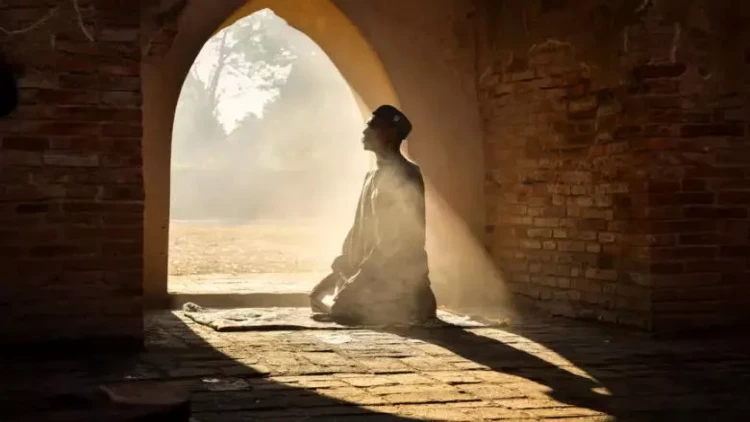 Şəkilli paltarla namaz qılmaq düzdür?