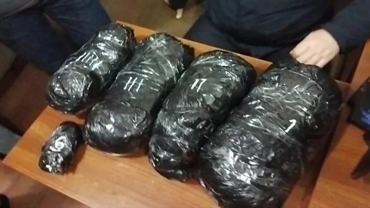 Narkokuryerlik edən dostlar saxlanıdı