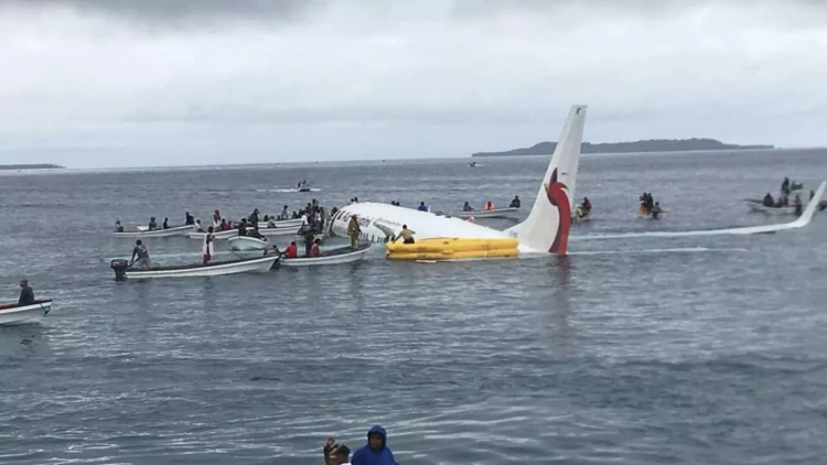 Təyyarə okeana düşdü: Hollivud aktyoru qızları ilə birlikdə həlak oldu - FOTO
