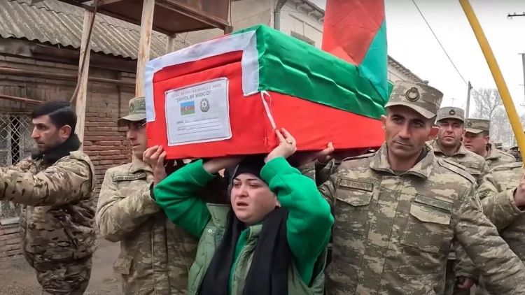 Gizirimizin tabutunu həyat yoldaşı apardı - VİDEO