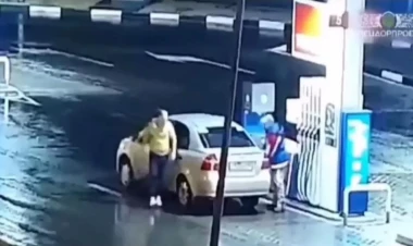 Əl əyləcini çəkməyən sürücü həyatının şokunu yaşadı - Magistralda dəhşətli qəza - VİDEO