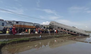 İndoneziyada iki sərnişin qatarı toqquşub, ölənlər var
