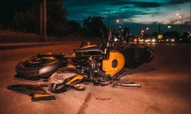 Qaradağda motosikletlə avtomobil toqquşub, xəsarət alan var