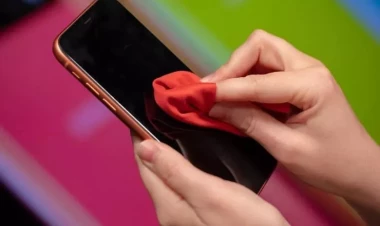 Çirkli telefon ekranını əlinizlə silməyin – İnsanlar səhv edir
