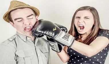 Oğlan onu vuran qıza həyatının ŞOKUNU YAŞATDI - VİDEO