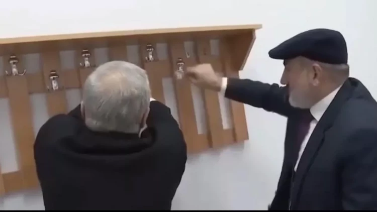 Paşinyanı “təftiş” apardığı gimnaziyada əsəbiləşdirdilər - VİDEO