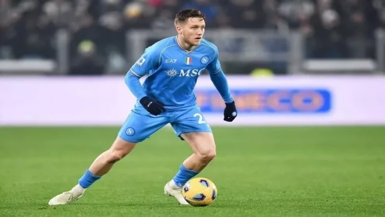 Polşalı futbolçu seçim qarşısında