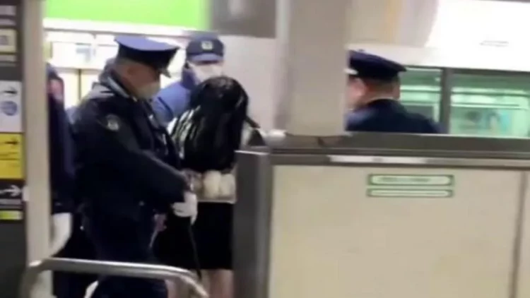 Yaponiyada silahlı qadın metroda sərnişinlərə hücum edib, xəsarət alanlar var