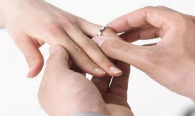 Daha bir məktəbli qızı nişanlamaq istədilər