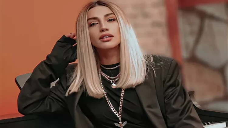 Röyanın səhnədə başına iş gəldi - VİDEO