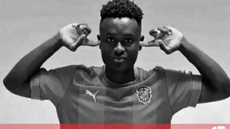 Futbolçu oyun zamanı öldü