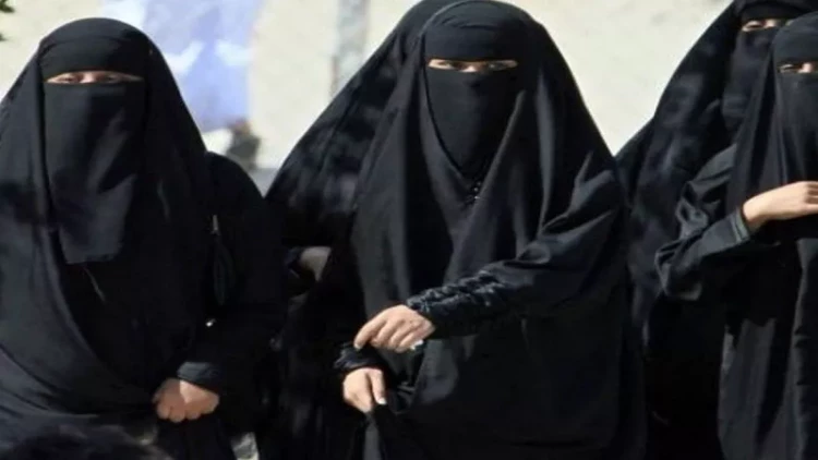 Şəriət baxımından qadın yalnız qara rəngli çadra örtməlidirmi?