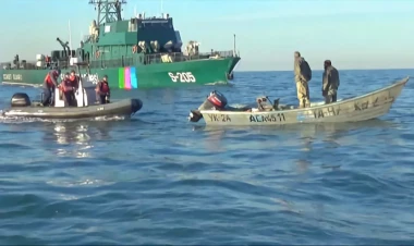 DSX dənizdə batmaqda olan balıqçıları belə xilas etdi - FOTOlar