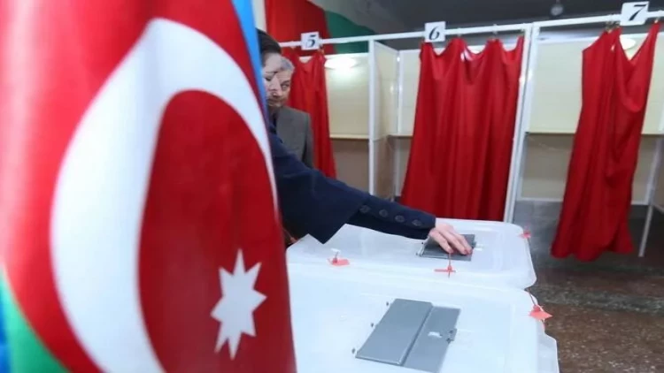 Razi Nurullayevin də imza vərəqələri MSK-ya təqdim edilib