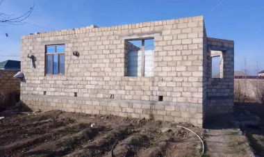 Siyəzəndə güclü külək evin damını uçurub - VİDEO