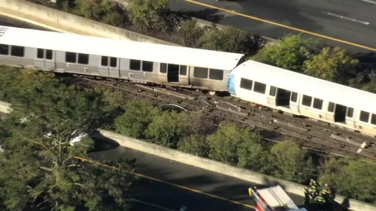 Qatar relsdən çıxıb alovlandı, azı 9 nəfər yaralandı - VİDEO