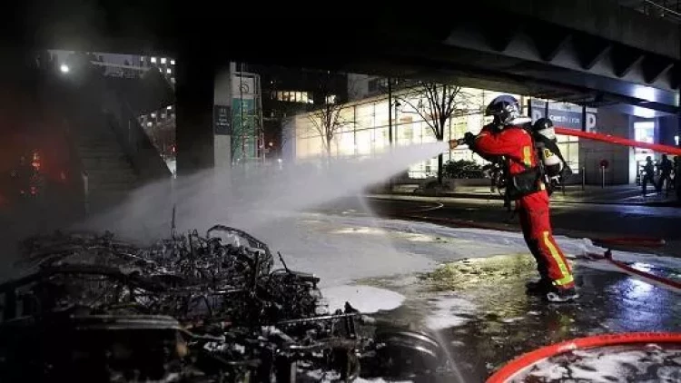 Fransada Yeni il gecəsi 745 avtomobil yandırıldı