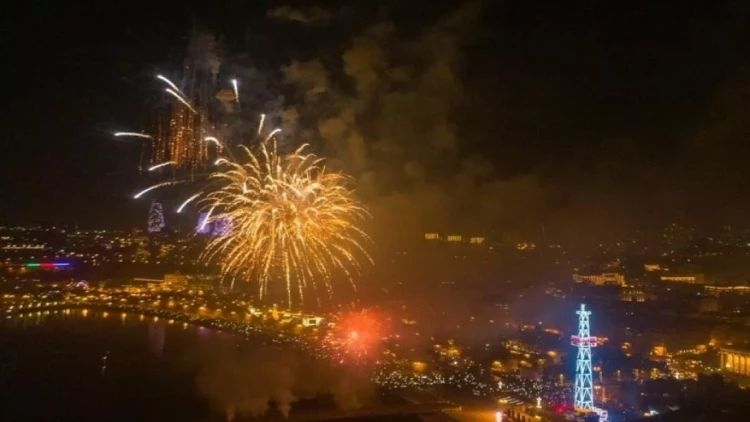 Bakı Yeni ili möhtəşəm Zəfər atəşfəşanlığı ilə qarşıladı - FOTOLAR