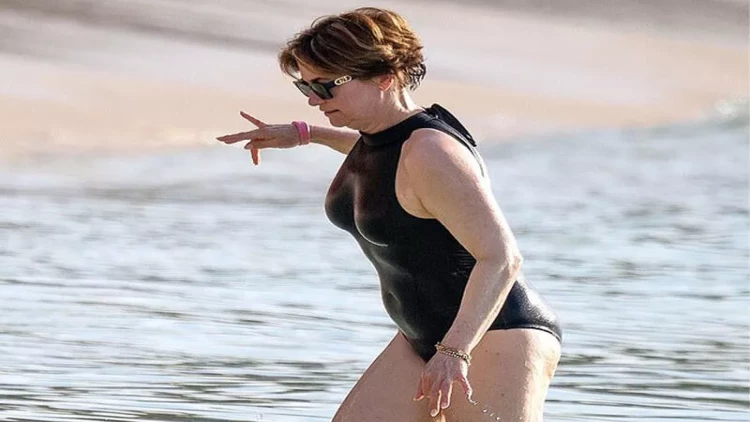 58 yaşlı aparıcı dənizdə 