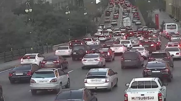 Bakının bir sıra yollarında nəqliyyatın sıxlığı müşahidə edilir - FOTOlar