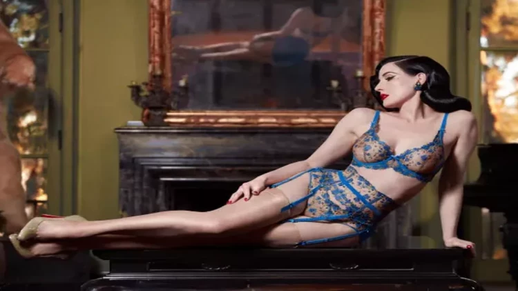 İş qadını 51 yaşında reklam üçün çılpaq FOTOlar çəkdirdi