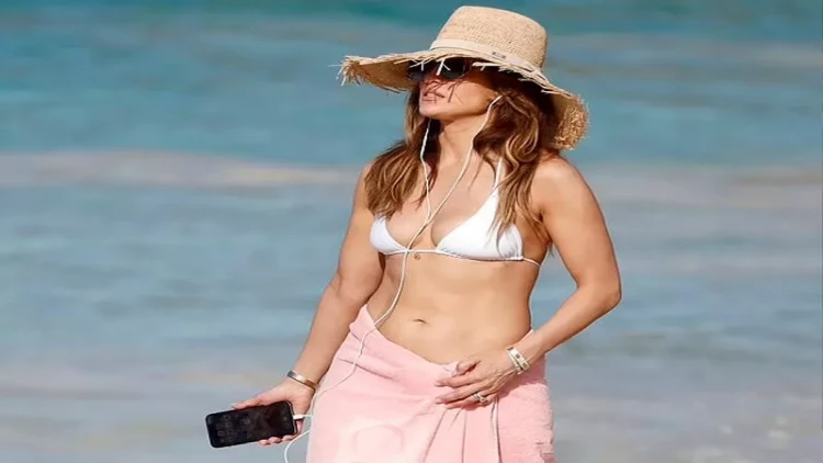 Cenniferin çimərlikdəki halı gündəm oldu - FOTO