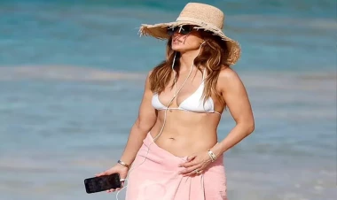 Cenniferin çimərlikdəki halı gündəm oldu - FOTO