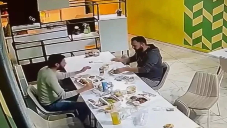 Türkiyədəki zəlzələ anı gündəm oldu: İşçilər... - VİDEO