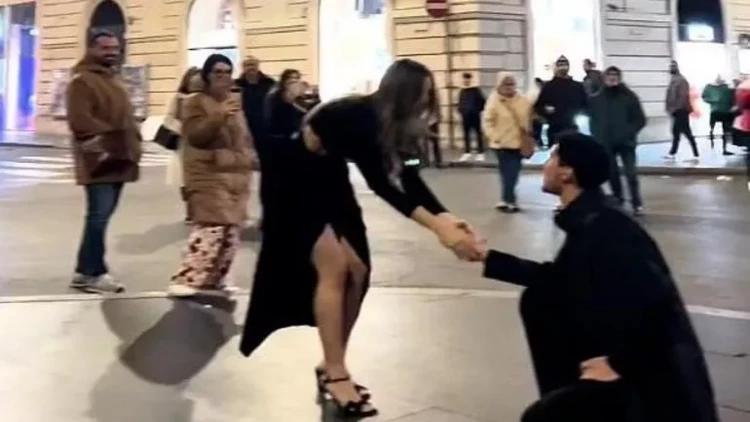 Hər kəsin içində evlənmə təklif etdi, aldığı cavabdan şoka düşdü - VİDEO